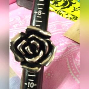 Flower Ring. Gold Tone Wire Band. SIZE 9. Hand Crafted.